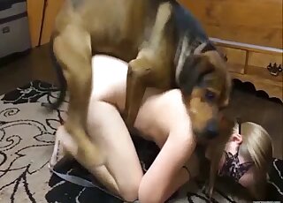 Hayvanat bahçesi pornosu - Evcil köpek genç sarışın metresini dövmeyi seviyor