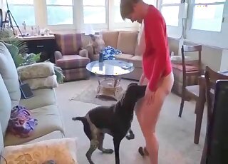 سيدة ناضجة تشاهد مشاهد جنسية مع الحيوانات قبل أن تشارك في فيديو جنسي مع الحيوانات