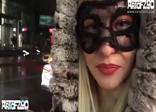 فتاة نحيفة تداعب فرجها قبل الاستمتاع بوضعية الكلب