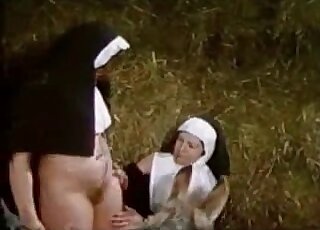 راهبتان شريرتان تشاركان في جلسة جنسية عاطفية