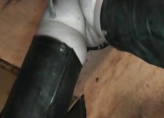 العاهرة تمتلئ فرجها بكميات كبيرة من السائل المنوي بعد ممارسة الجنس مع حصان