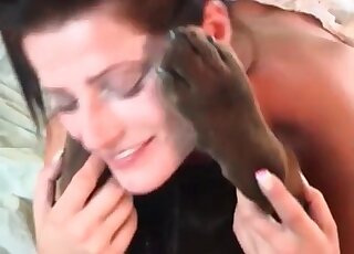 امرأة ناضجة مثيرة تأخذ كلبها إلى السرير وتعطي الوحش مهبلها