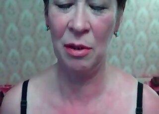 كلب مدرب يدمر شرج ربة منزل مدللة في غرفة النوم