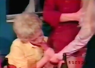 فتيات مثيرات يمارسن الجنس مع بعضهن البعض مع الأسماك قبل الاستمتاع بالجنس مع FFM