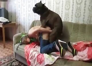 تستمتع ناضجة بتجربتها الأولى في ممارسة الجنس مع كلب مدرب