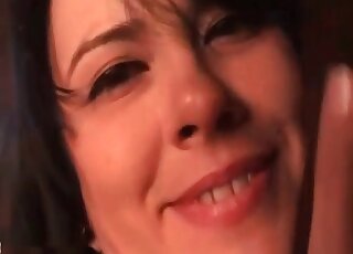 تحب الفتاة أن يمارس كلب كبير الجنس معها وتستمتع بقضيبها